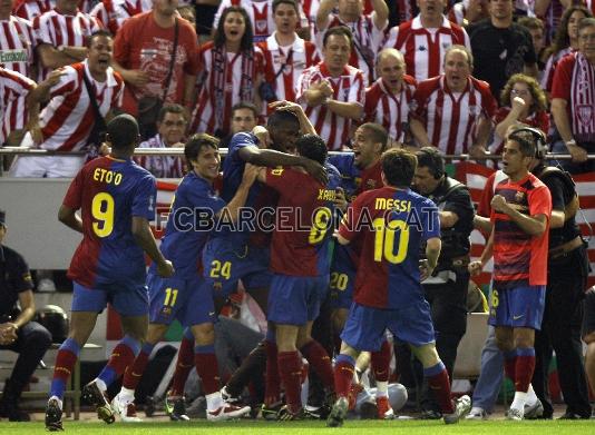 El grupo celebra el empate.