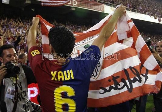 Xavi saluda a la aficin del Athletic.