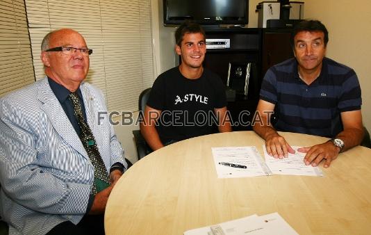 Tamb ha assistit a la signatura del contracte el director del futbol base del Bara, Jos Ramn Alexanko.