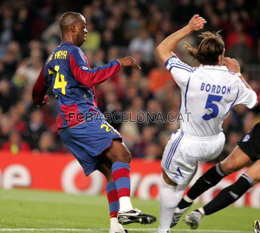 L'ivori, en el moment en qu anota el seu segon gol amb el Bara, el primer a la Champions, contra el Schalke (1-0).