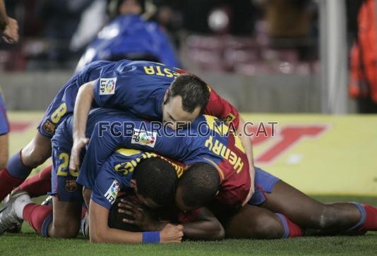 Sus compaeros le abrazan despus de que hiciera un gol espectacular contra el Mallorca (3-1).