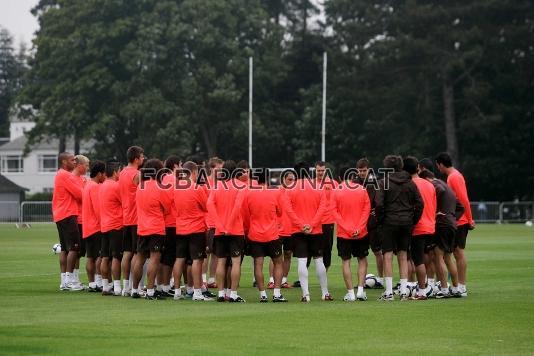 Guardiola habla con sus hombres.