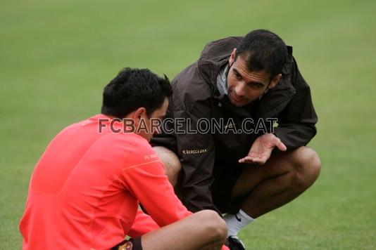 Xavi y Guardiola, conversando.