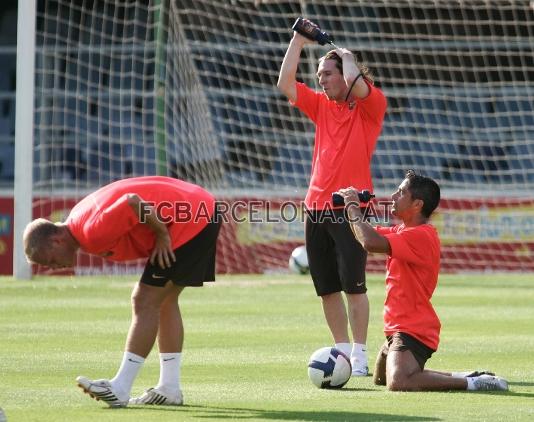 Els jugadors es refresquen en una pausa d'un dels exercicis.