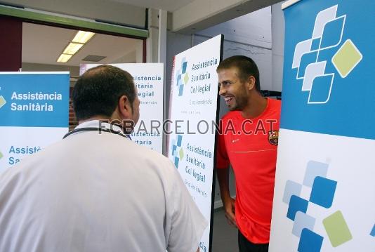 Gerard Piqu sonre con uno de los doctores de los Servicios Mdicos.