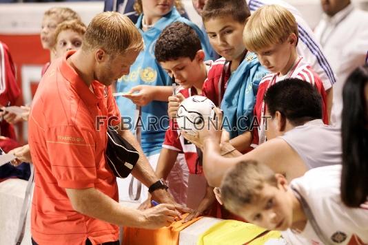 Gudjohnsen, firmando autgrafos.