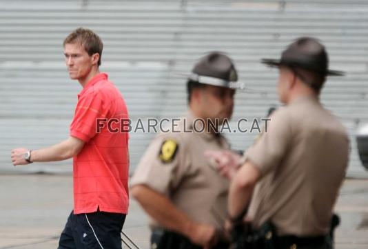 Hleb, pasando al lado de policas americanos.