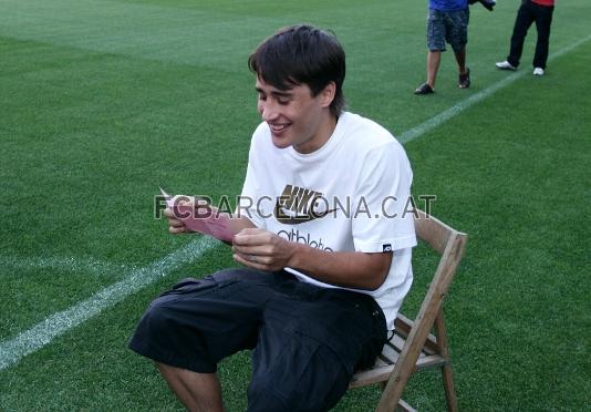 Bojan, divertido, con un carnet de conducir.