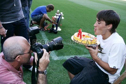 Soplando las velas.