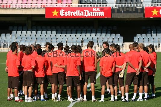 El primer equipo, formando un crculo antes de la sesin.