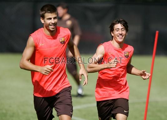 Piqu y Bojan, ejercitndose en un entrenamiento que ha sido muy exigente.