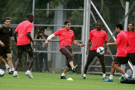 Pinto, Abidal, Eto'o, Pedro i Cceres, en un rondo.