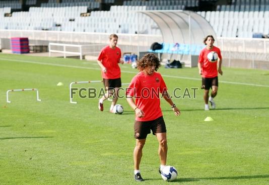 En primer plano, Puyol, haciendo uno de los ejercicios con baln.