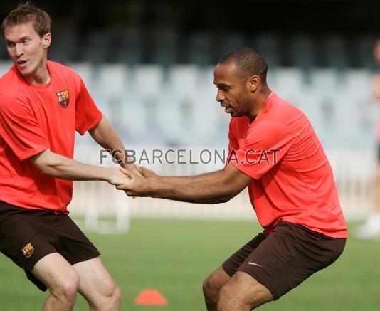 Henry y Hleb, en uno de los ejercicios fsicos que han realizado el equipo.