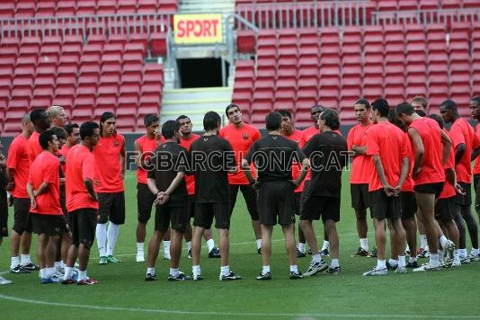 L'equip, abans de comenar l'entrenament.