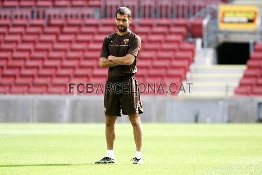 Josep Guardiola observando a sus jugadores.