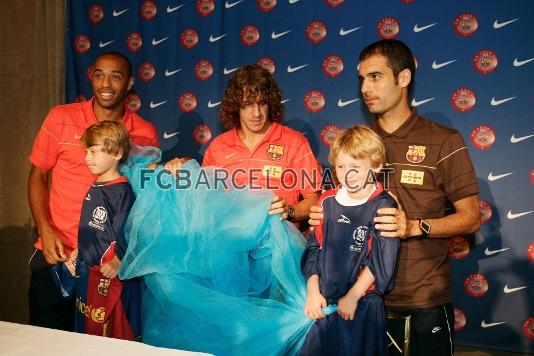 El entrenador Pep Guardiola y los jugadores Thierry Henry y Carles Puyol han hecho frente comn en la campaa Ms que un club: un chut contra la malaria.