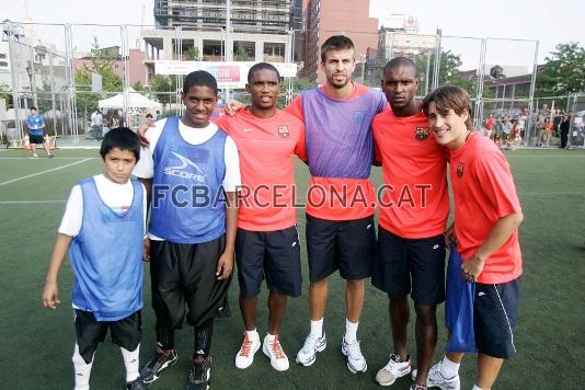 Eto'o, Piqu, Abidal i Bojan, amb dos joves de l'agrupaci AYSO.