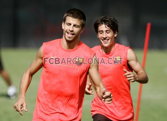 Bojan con Piqu, durante un entrenamiento.