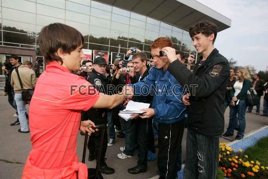 Bojan ha ats els aficionats que han esperat a l'aeroport.