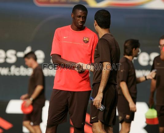 Guardiola saluda un dels internacionals que han tornat a Barcelona, Tour Yaya.