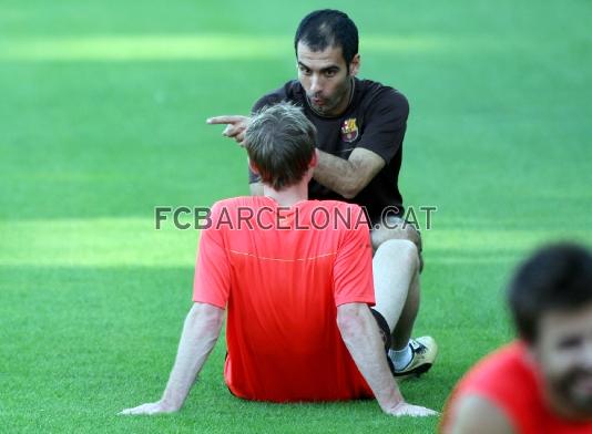 Guardiola, donant instruccions a Hleb.