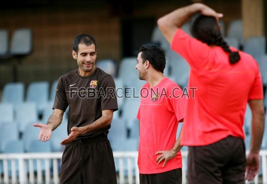 Guardiola conversa amb Xavi.