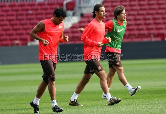 Alves, Mrquez i Bojan, en la part inicial de la sessi.