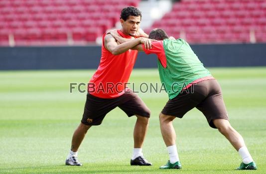 Alves i Sylvinho, agafats en un exercici.