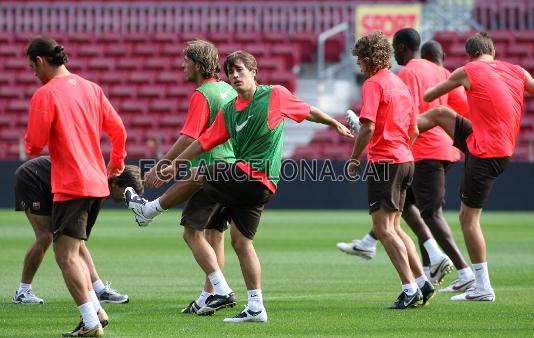 13 jugadors s'han exercitat aquest dijous sobre la gespa del Camp Nou.