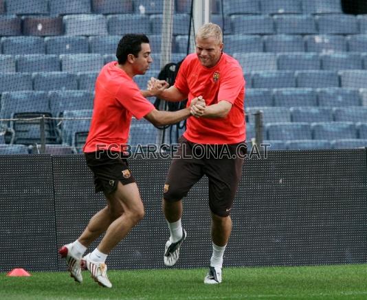 Xavi i Gudjohnsen, en un dels exercicis que s'han fet per parelles.