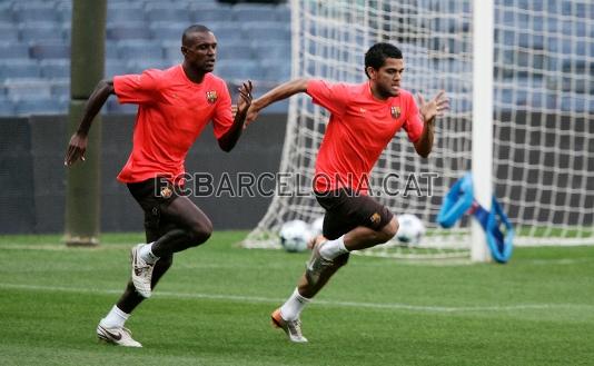 Abidal i Dani Alves treballant la velocitat i la fora.