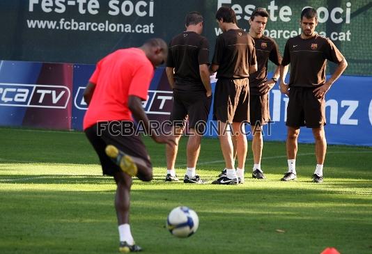 Guardiola i Unzu, seguint amb atenci les evolucions d'Eto'o.