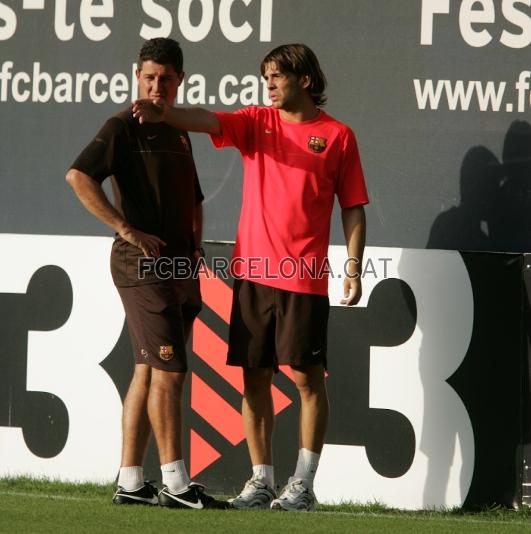 Vctor Snchez parlant amb un dels preparadors fsics de l'equip.