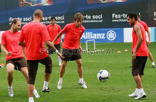 Maric (esquerra), Longs (al mig), Alves (dreta) i Valds (d'esquena), en un rondo.