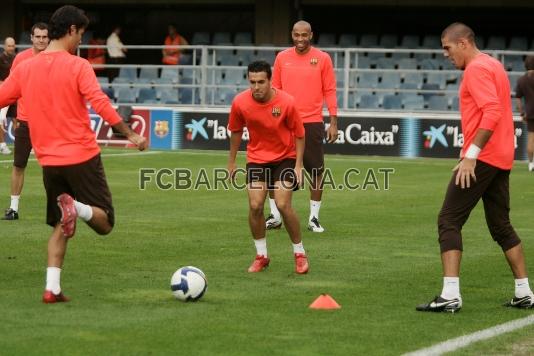 Pedro en el medio de un rondo con Mrquez, Valds, Henry y Jorquera.