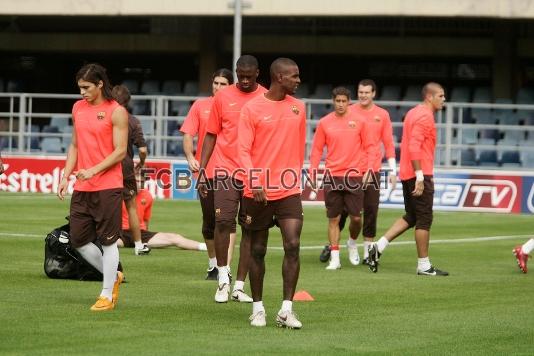 Abidal, Tour y Cceres, en primer plano, durante la sesin preparatoria.