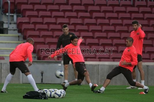 Mrquez luchando un baln con Valds mientras Henry, Piqu y Unzu lo miran.