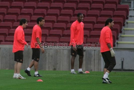 Messi, Alves, Keita i Pinto, durant un rondo.