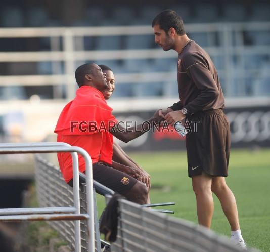 Guardiola, saludando a Eto'o y Keita.