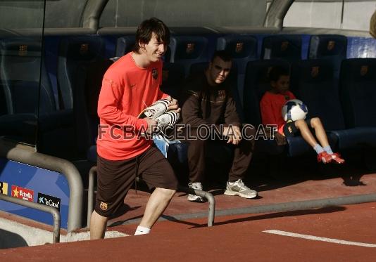 Messi somriu a la sortida del tnel de vestidors.