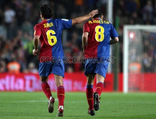 Xavi e Iniesta en el csped.