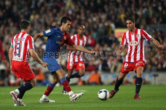 Sergio Busquets donant una assistncia.