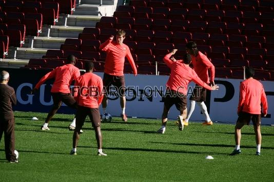 El primer equipo se ha ejercitado este lunes por la maana en el Camp Nou.