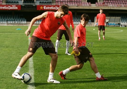 Piqu i Bojan, en un moment de l'entrenament que ha tingut lloc  al Miniestadi.