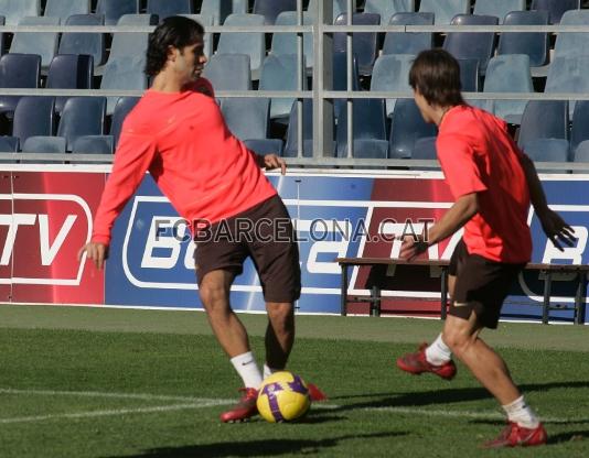 Mrquez y Bojan luchan por el baln.