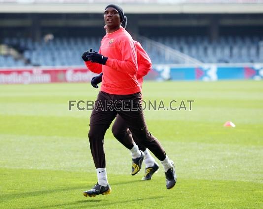 Eto'o corrent damunt la gespa del Miniestadi.