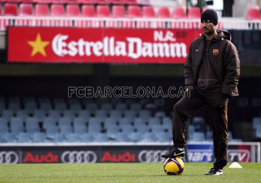 Josep Guardiola observa la feina dels seus jugadors.