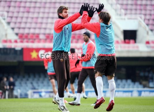 Piqu y Bojan, durante uno de los ejercicios fsicos que ha hecho la plantilla.