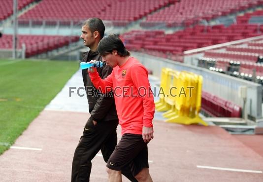 Messi y Guardiola han saltado al terreno de juego juntos.